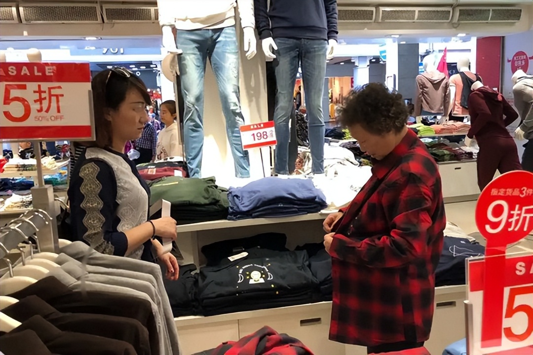 故事:带准婆婆逛街,她要我给她买件一百元衣服,回家我取消婚礼