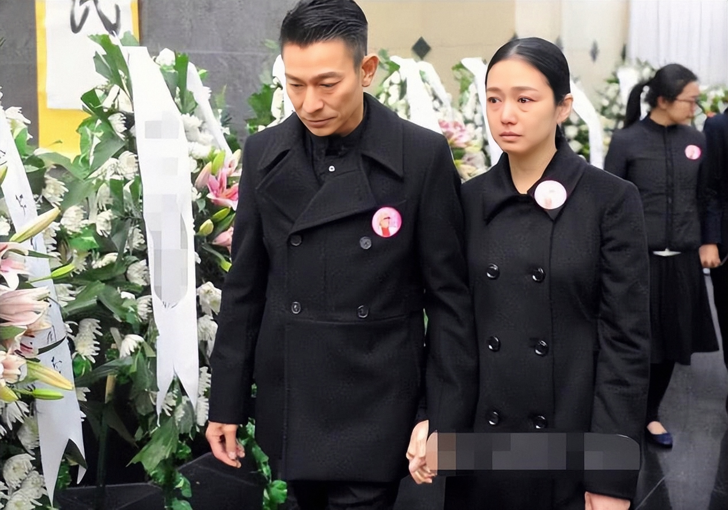 富家千金私自生下孩子,富家千金意外怀孕却被穷小子抛弃