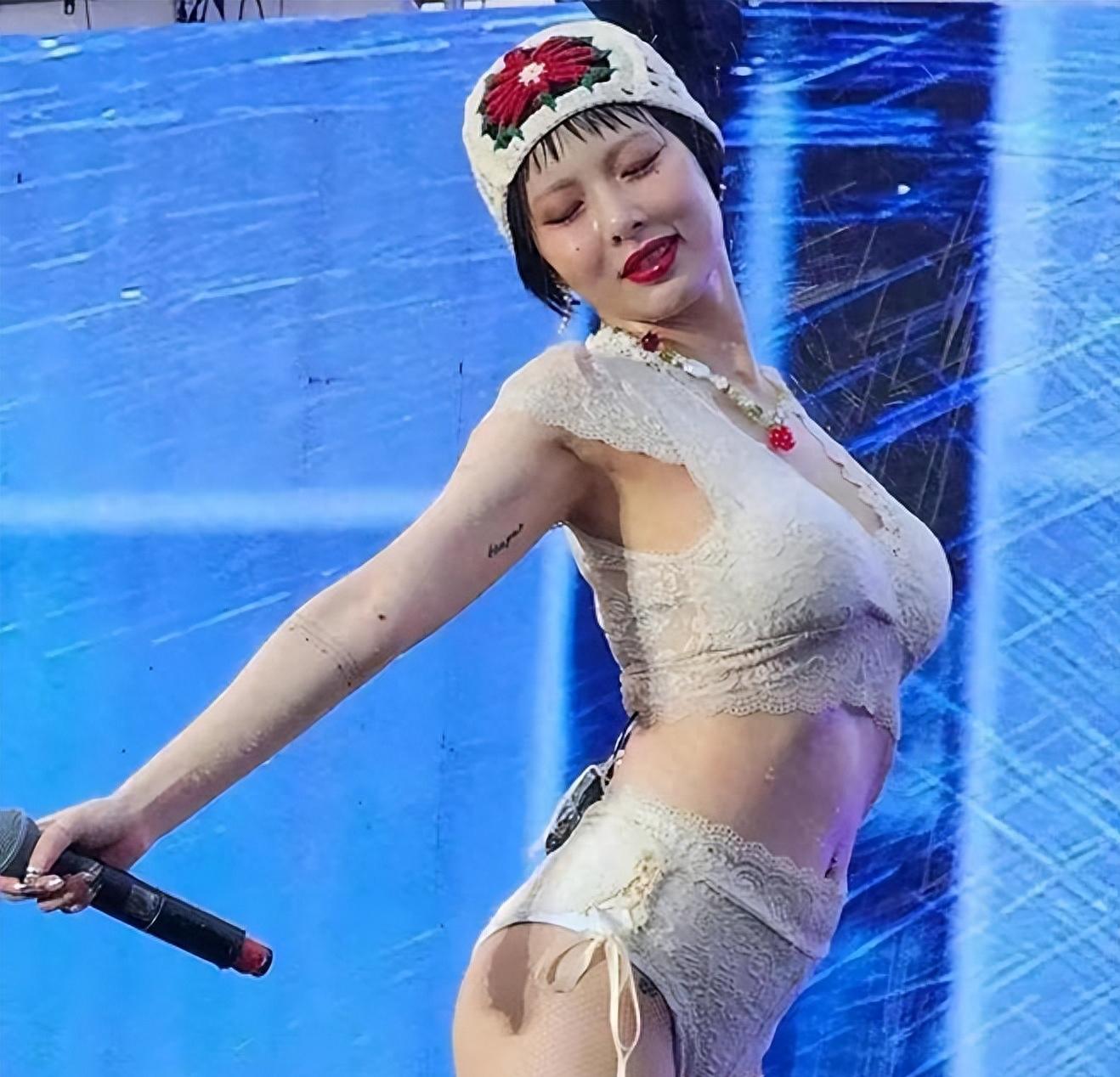 韩国女爱豆着装引争议，衣服盖不住侧乳，网友：是在弘扬传统文化