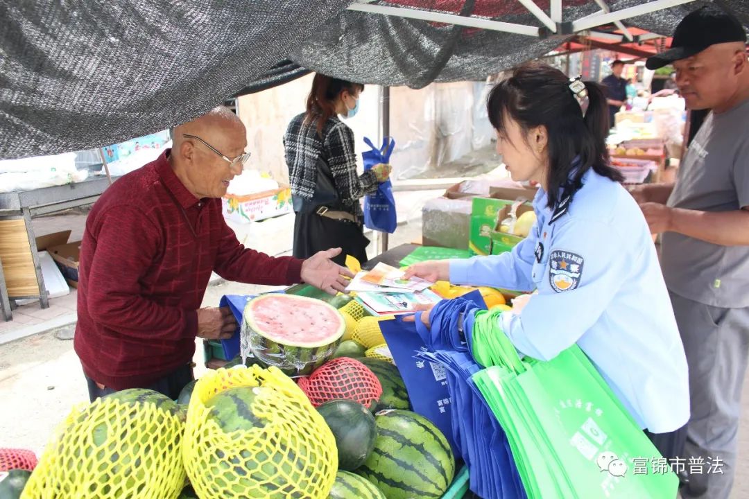 垃圾分类以法治为基础,垃圾分类宣传教育与严格执法