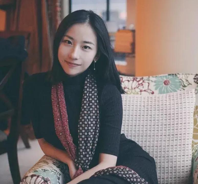 90后北京美女，靠卖酒爆红，一场直播卖100万，年入3.5亿，凭啥？