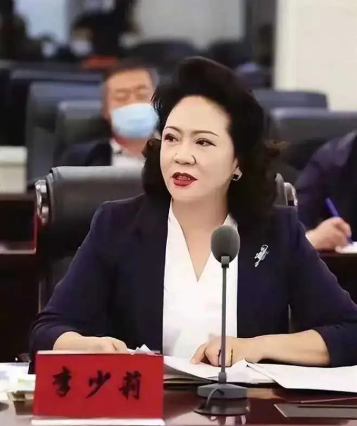 “李少莉事件”持续发酵！看一小区退休老大爷是如何评价她的