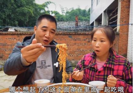 小学辍学没颜值的农村主妇，却被央视表扬，粉丝千万，到底凭啥？