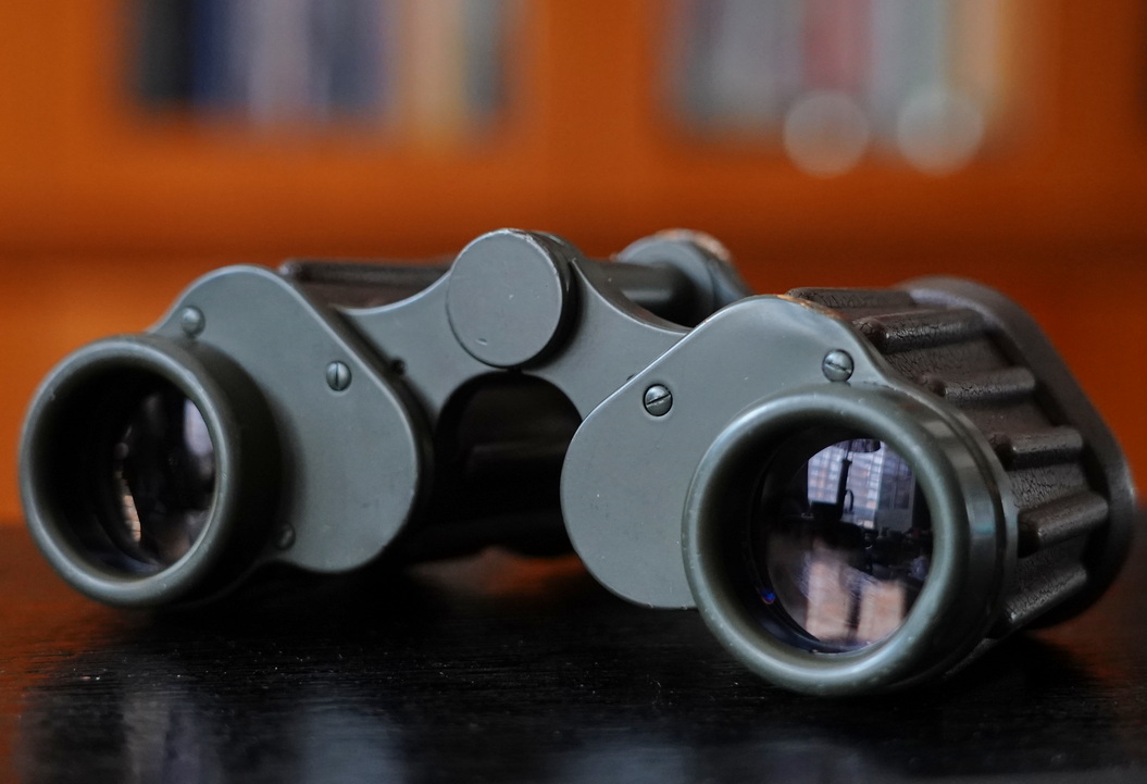 一树梨花压海棠：是*用军**望远镜好？还是名牌望远镜好？