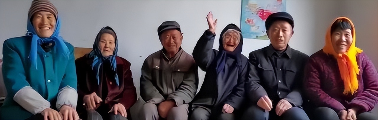 70岁儿子给100岁妈妈送拐杖,七旬老人送102岁母亲拐杖