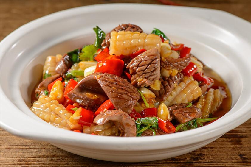 炒鱿鱼必须要焯水吗,炒鱿鱼家常做法需要焯水吗