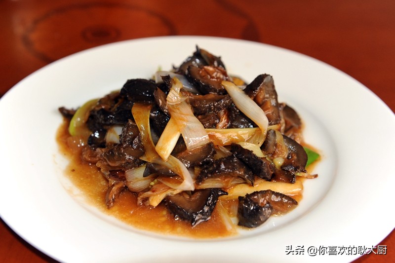 鲁菜正宗京葱爆海参做法,鲁菜大师高炳义制作葱烧海参视频