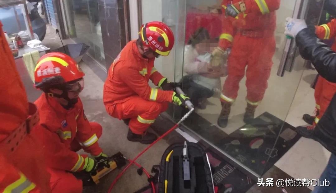 儿童手被玻璃门咬住了,三岁女童被玻璃门夹手消防救援
