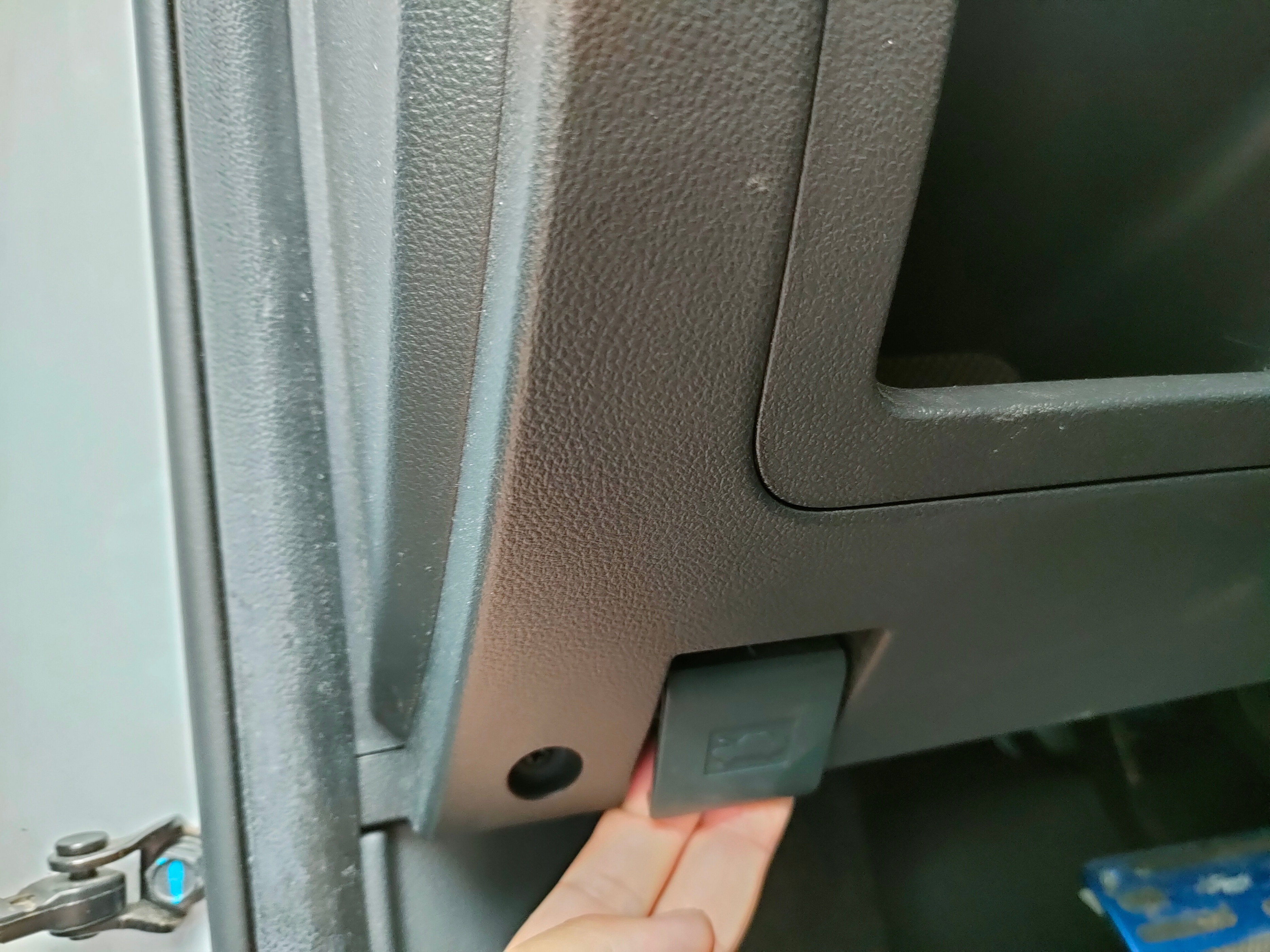 自制夏季玻璃水最佳配方不伤车,如何自制汽车玻璃水清洁效果好