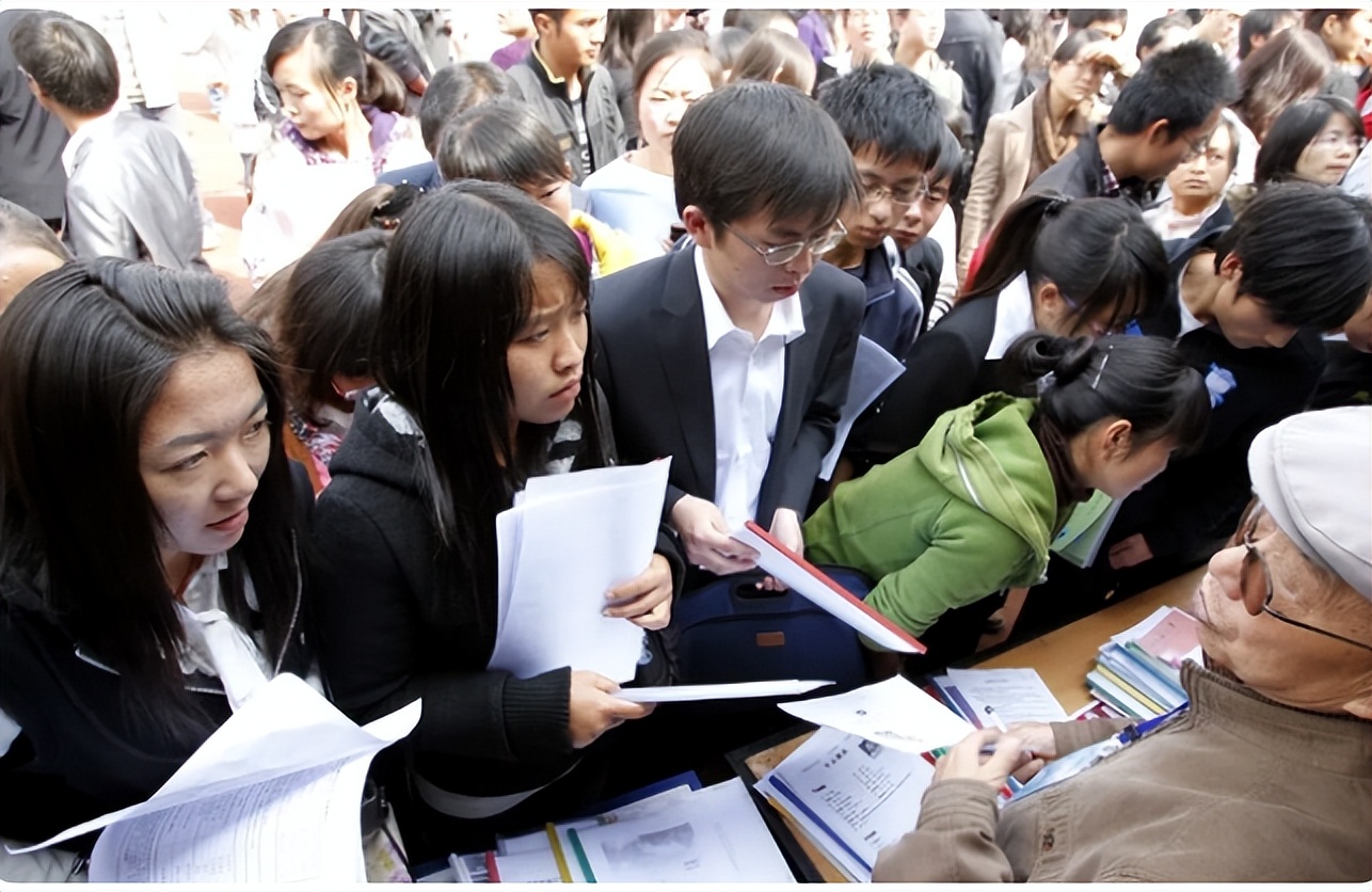 宁做别墅区保安，也不在设计院996，女大学生被网友质疑“摆烂”