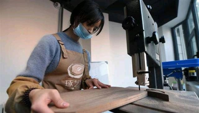 不顾家人反对辞去教师工作创业,几年前不顾家人反对坚持学美术