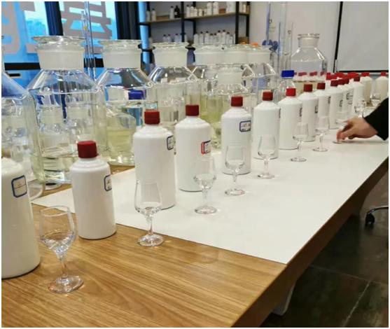 基酒加水是算假酒吗,酒厂不冒烟就没生产粮食酒