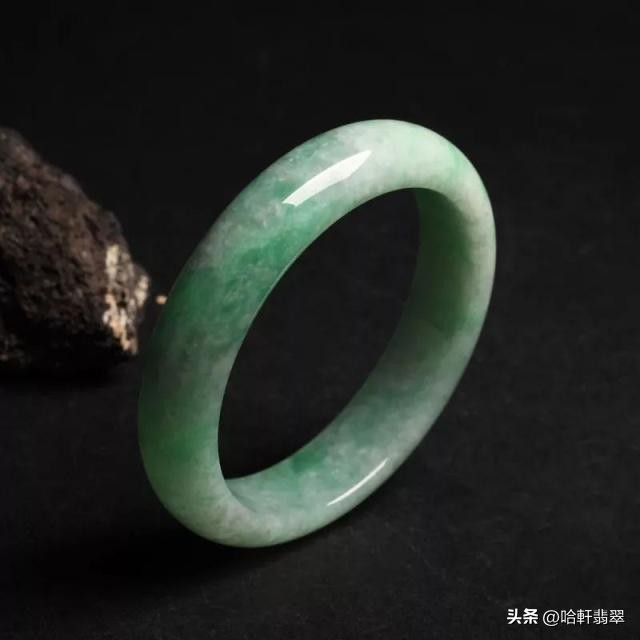 豆种白底飘蓝花的翡翠手镯好不好,细豆种翡翠手镯17000买贵了吗