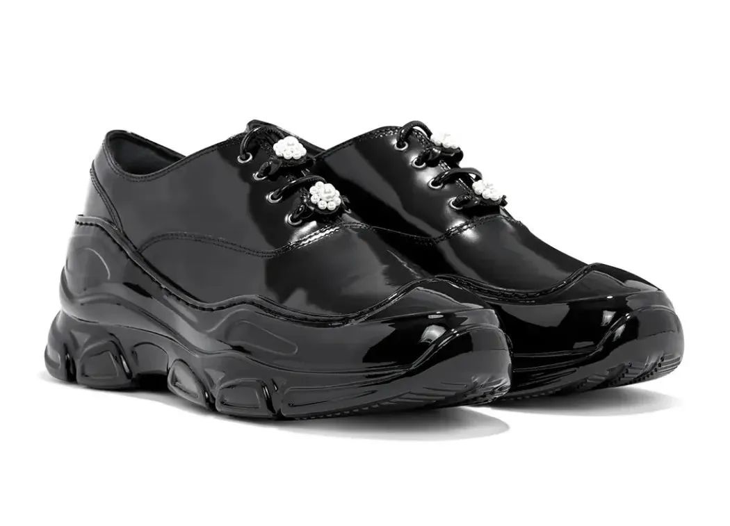 百丽推出“嘭然行动”快闪店；安踏丁氏家族套现逾百亿|鞋业要闻