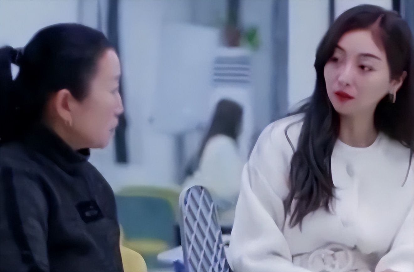 闺蜜花20万试管生混血宝宝视频,30岁女模特试管生下混血三胞胎