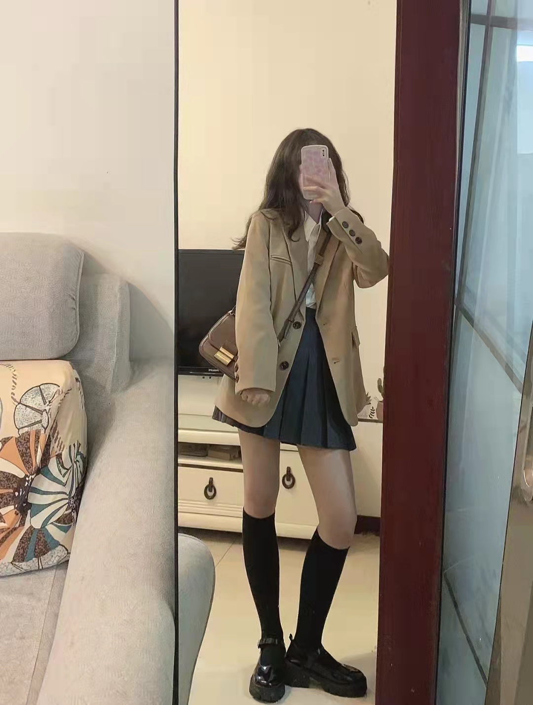 黑色卫衣和灰色百褶短裙搭配图片,灰色百褶裙搭配什么上衣好看