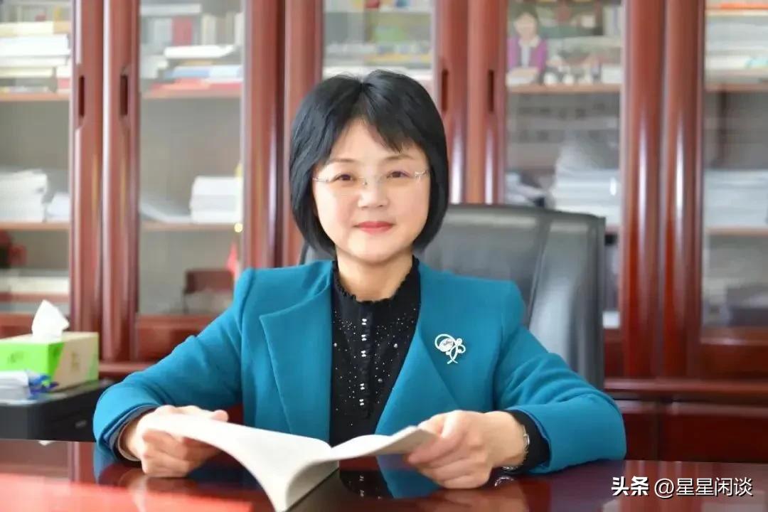 娃娃脸女厅长袁华，59岁落马，官运好人美，因违法乱纪被查为何？