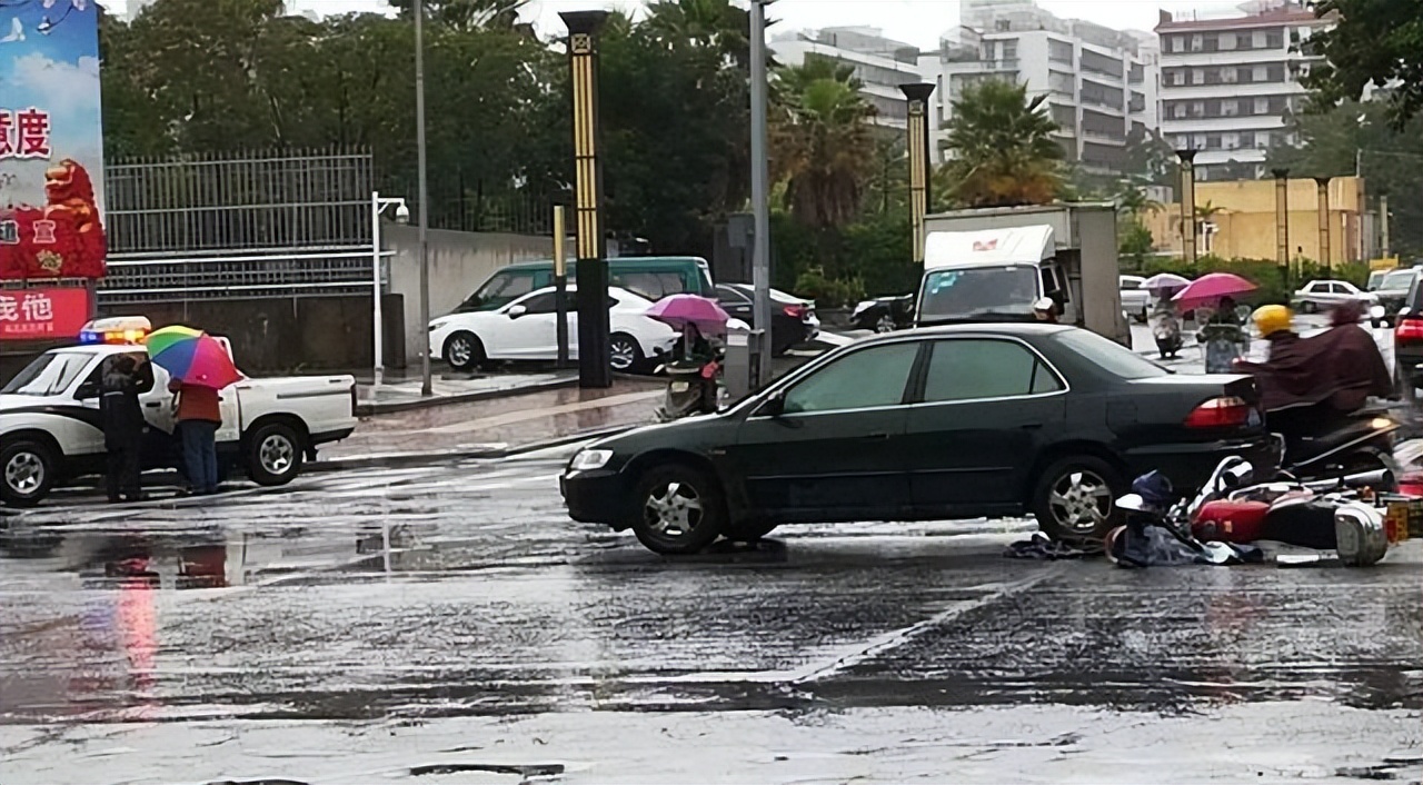 下大雨闯红灯监控能照清楚吗,下暴雨半夜12点闯红灯会被拍吗