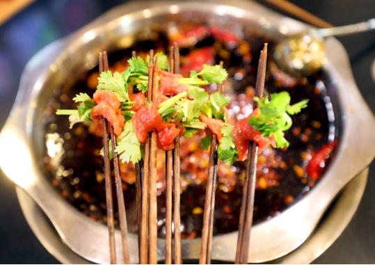 本地美食推荐网红餐厅春节 (春节不打烊网红餐厅)