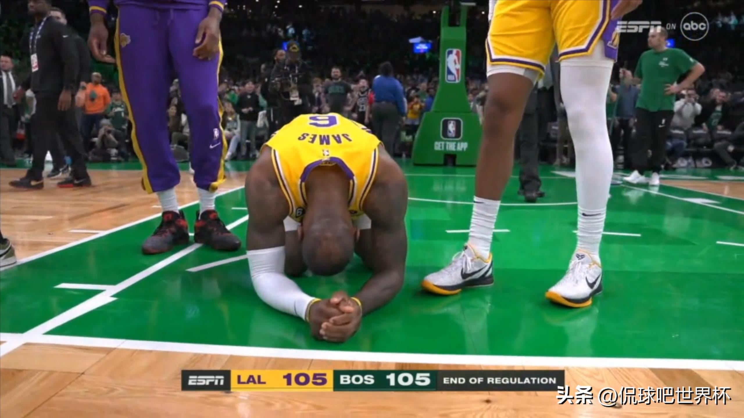 裁判控制了比赛！詹姆斯跪地不起，贝弗利拿着相机表达不满