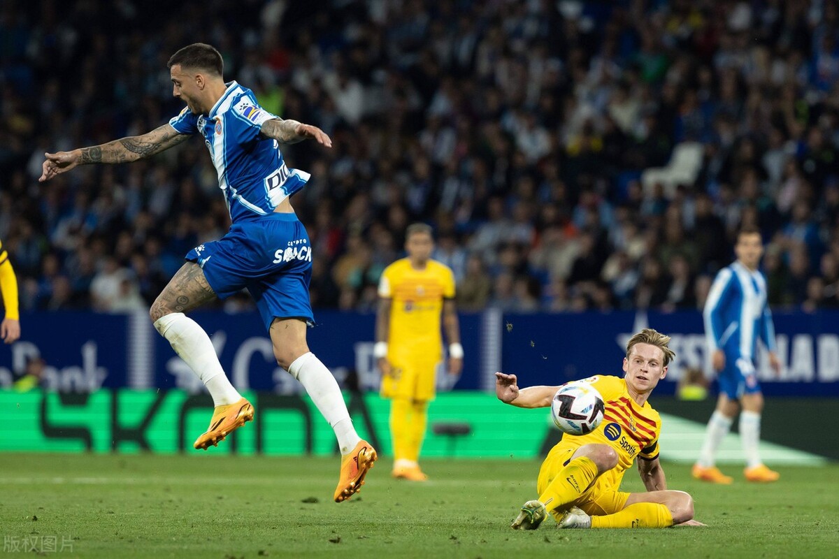 巴萨夺冠被球迷追打第一视角,巴萨夺冠西班牙球迷冲入场内