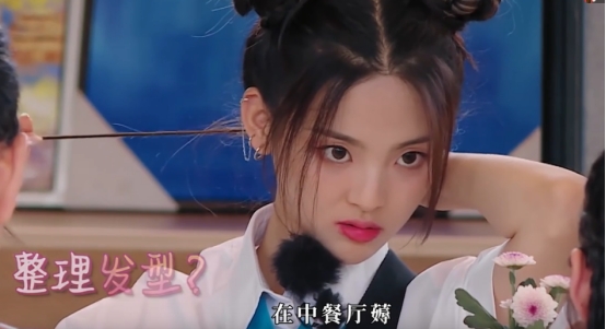 连屁股都是假的？假肩、假发、假腹肌，这些明星身上还有啥是真的