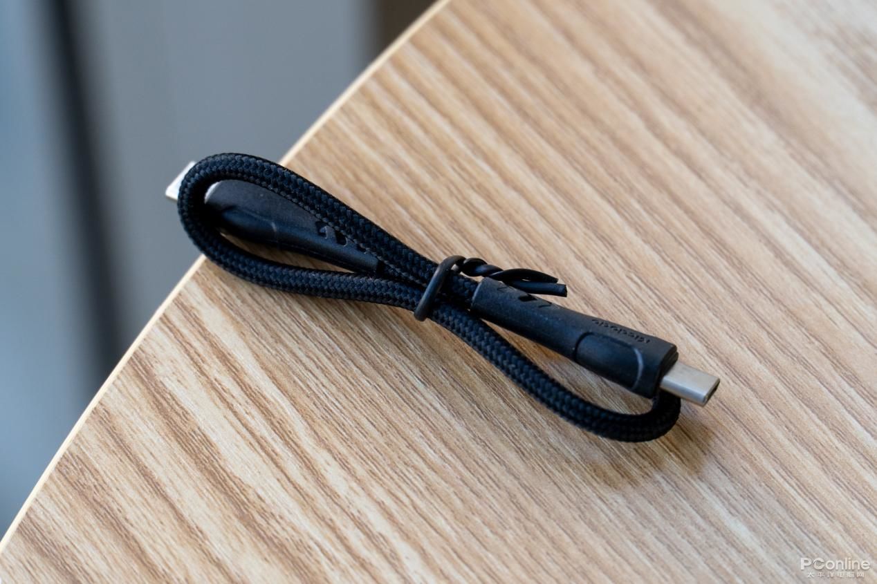 苹果透明探索版无线充电宝评测,网易无线充电宝vs麦多多