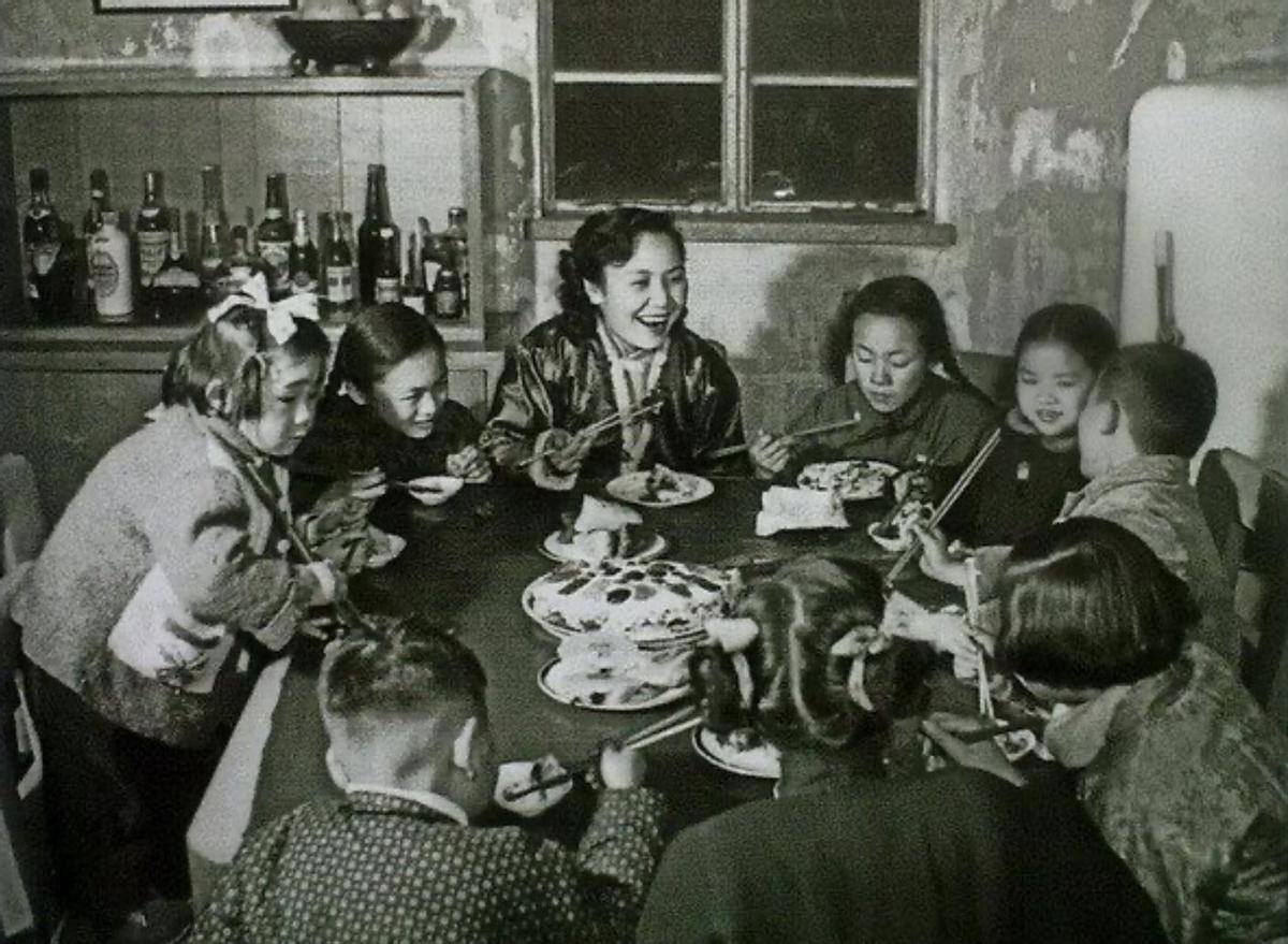 1949年，毛主席进北平时的一组老照片，穿着军棉大衣气场强大