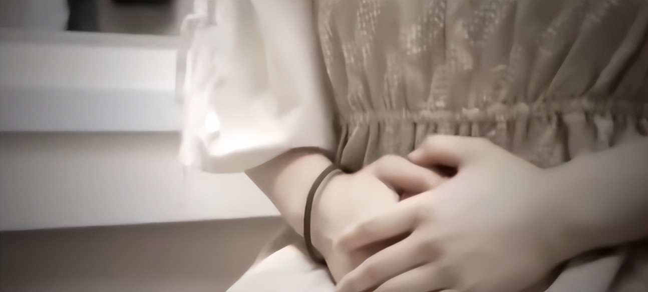 被骂上热搜的“卫生巾”，月经羞耻吗？怎么来个例假就羞耻了呢