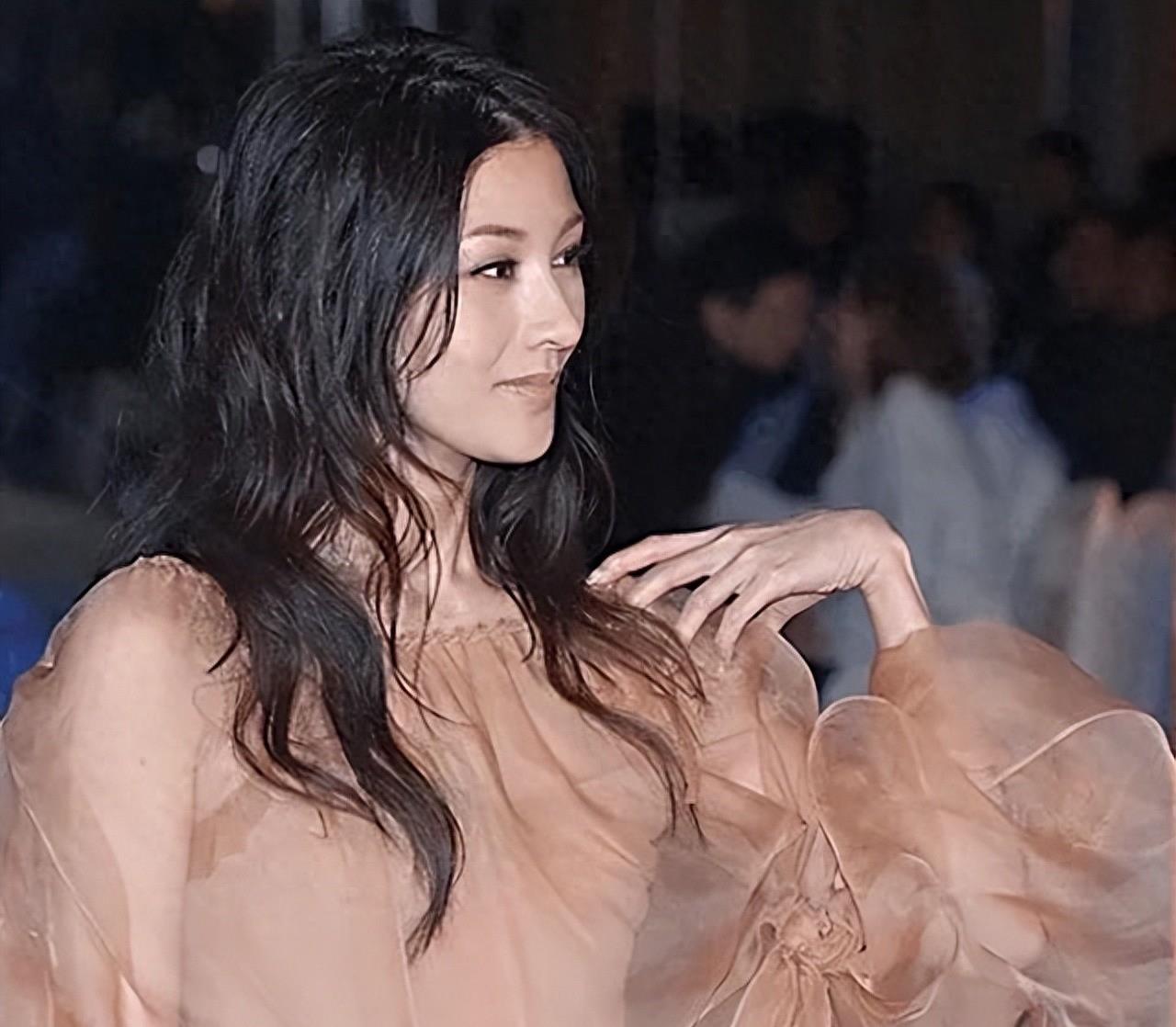 “小丑手”太减分了，这8位女星个个貌美如花，却被手拖后腿