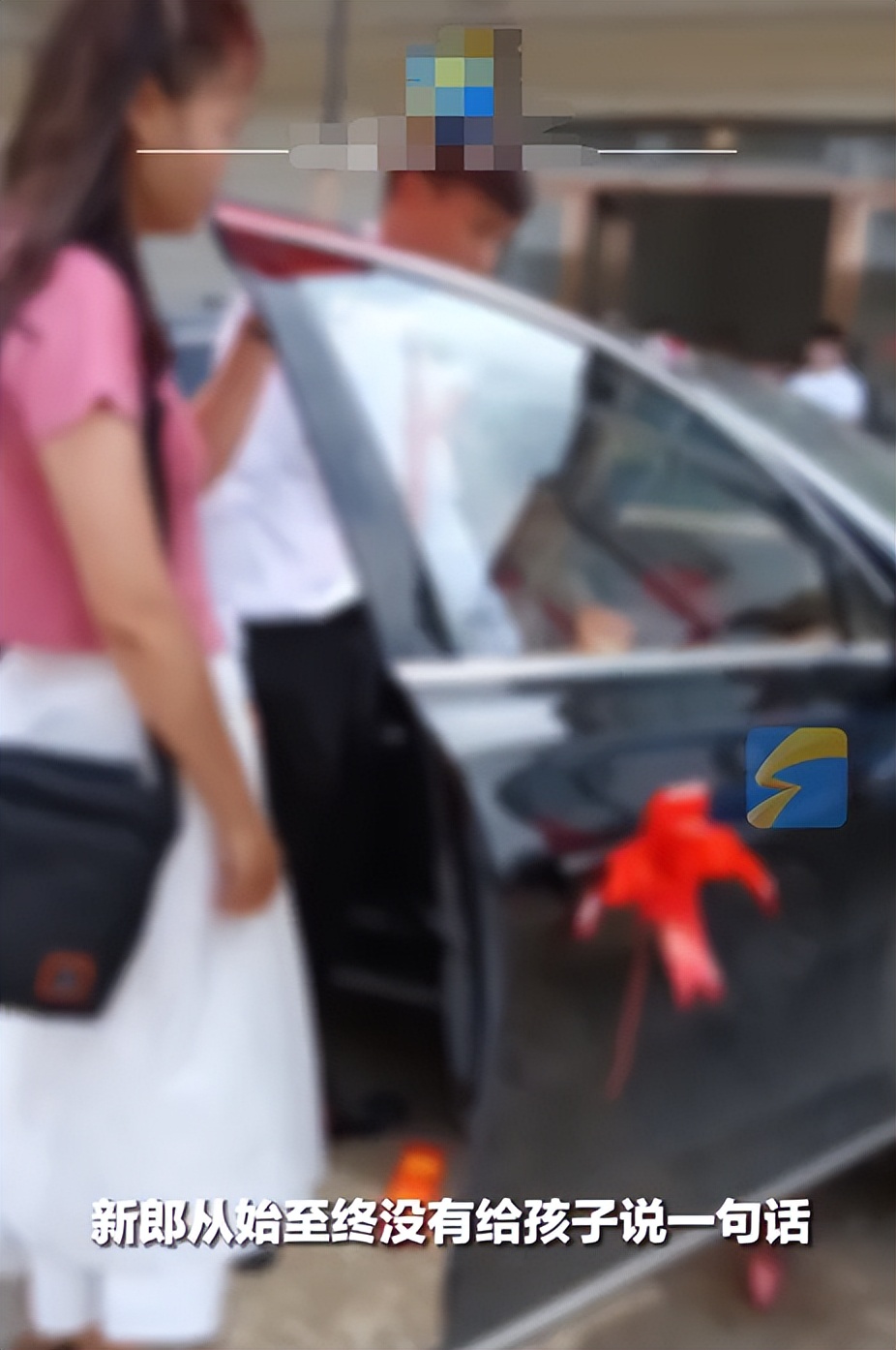 女子带七岁女儿到前夫婚礼，索要拖欠万元抚养费，微信电话被拉黑