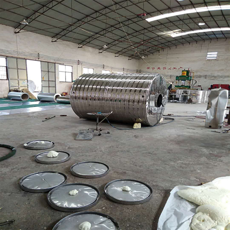 水箱保温发泡机厂家,不锈钢保温水箱聚氨酯发泡效果