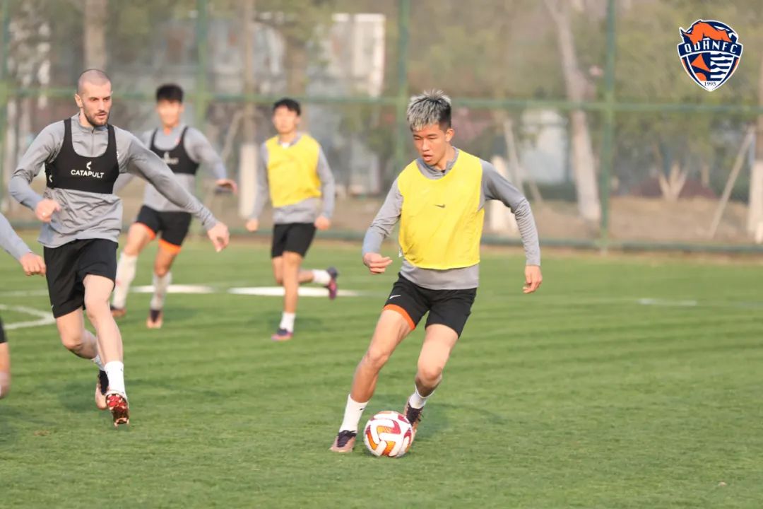 中超江苏对上港直播,津门虎兵抵苏州备战中超