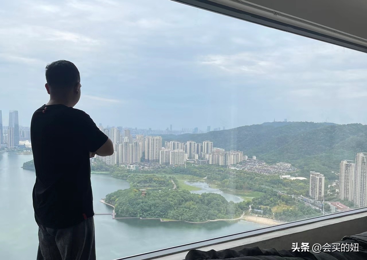 大玻璃和小玻璃哪种好,新型大玻璃应该注意些什么