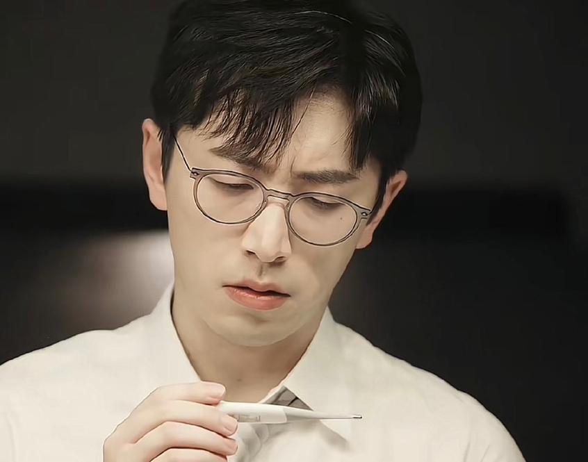 谁懂白客的人夫感！是那种苏感满满的居家好男人型，特别是笑起来