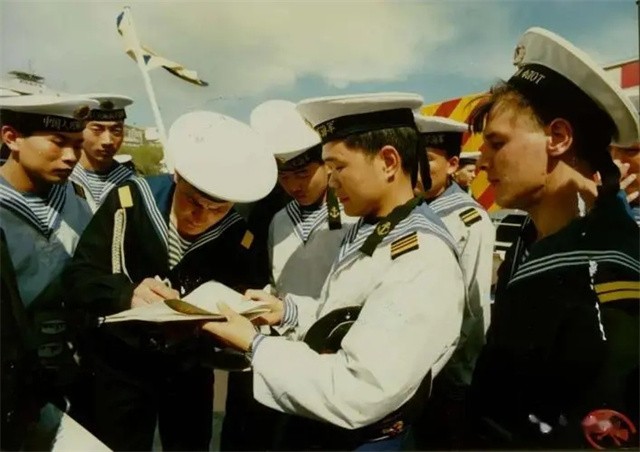 1982年，海军水兵左手敬军礼，*华清刘**看后气得欲砸电视