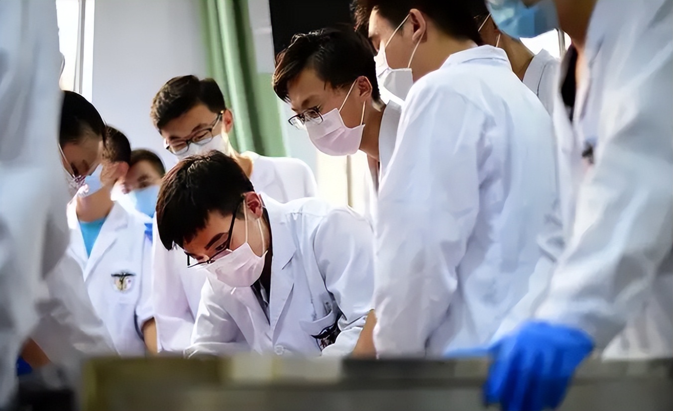 临床医学专业就业前景怎样,临床医学专业就业前景与方向