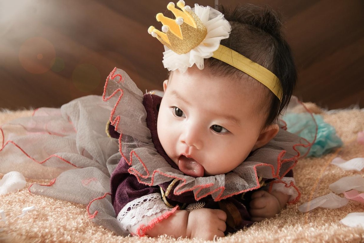 宝宝抬头练完怎样翻过来,宝宝抬头训练头偏向一边怎么纠正