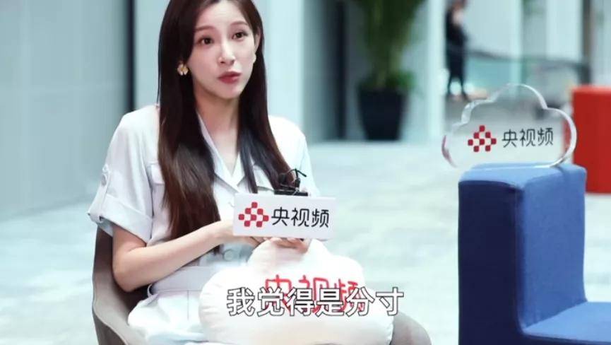 能力不俗却因颜值太高备受质疑？来看她首次主持央视节目的水平吧