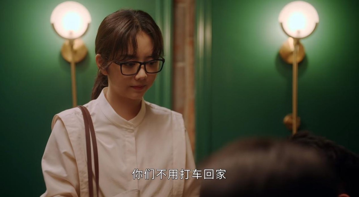 《请叫我总监》：谭松韵的皱纹，*冰白**的眼袋，这部剧的滤镜好真实