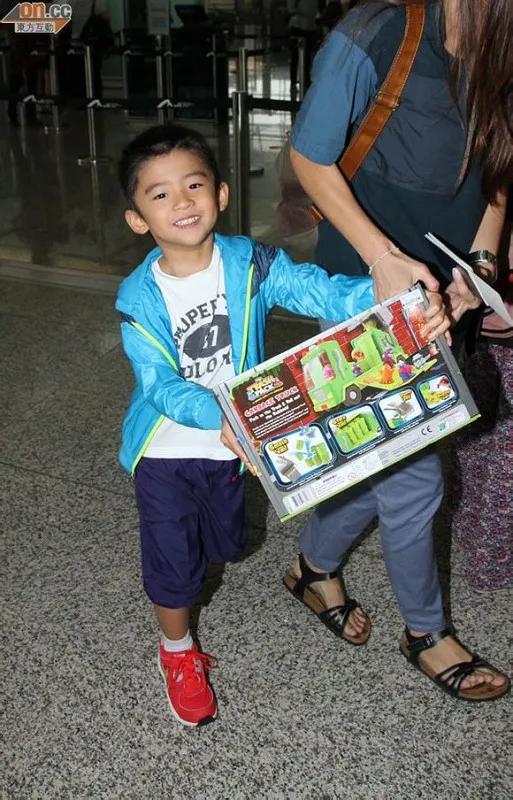 张柏芝带三胎儿子拍广告视频,张柏芝三胎儿子曝光的消息