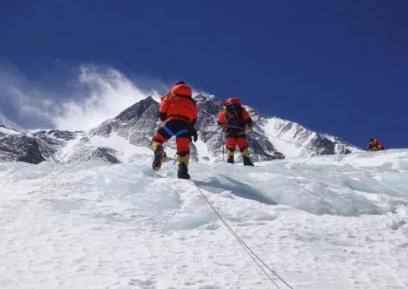 夫妻登顶骆驼峰坠崖身亡,夫妻登珠峰妻子不幸倒下
