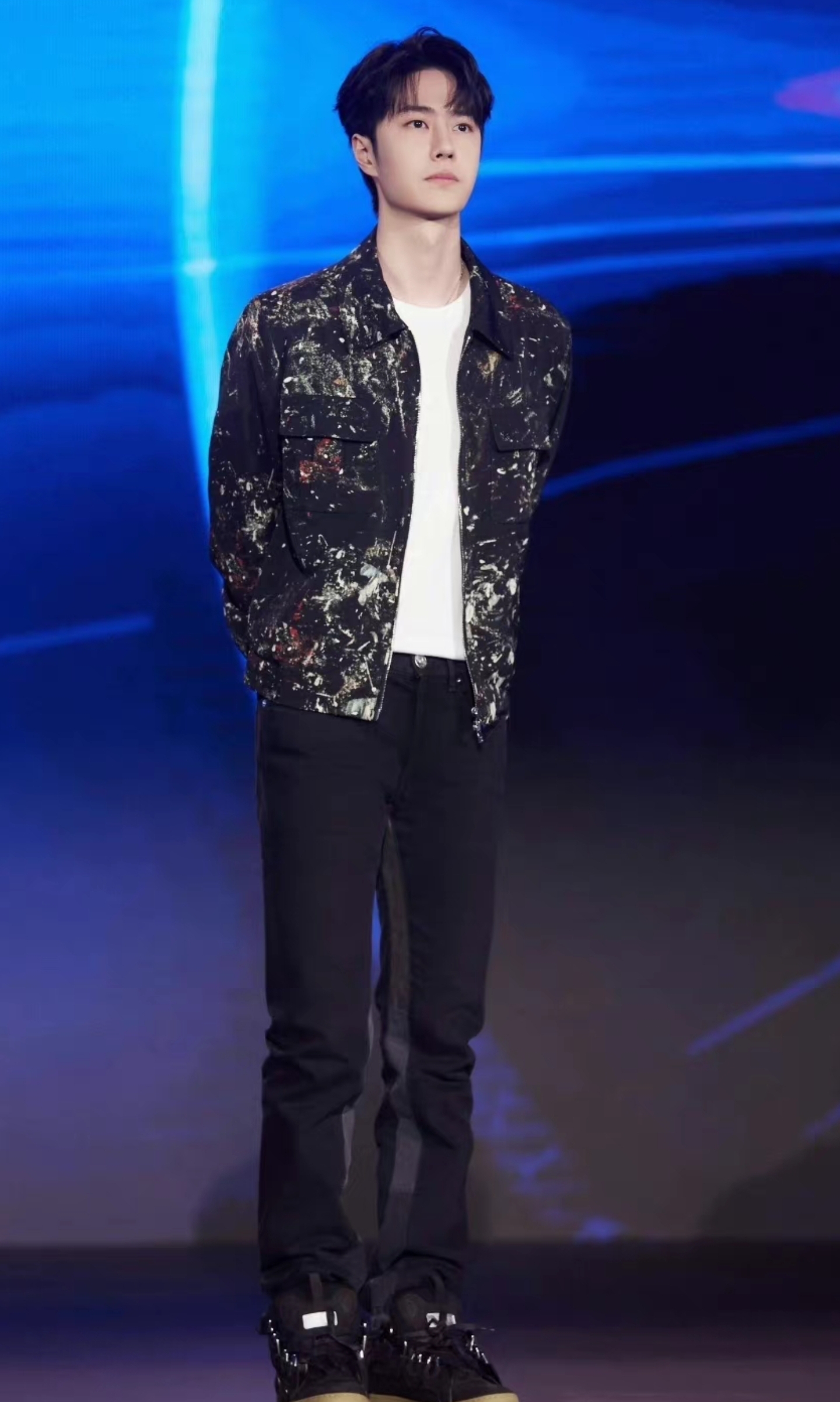 娱乐圈曝出大瓜，王一博与顶流女星关系暧昧，女方年纪大会照顾人