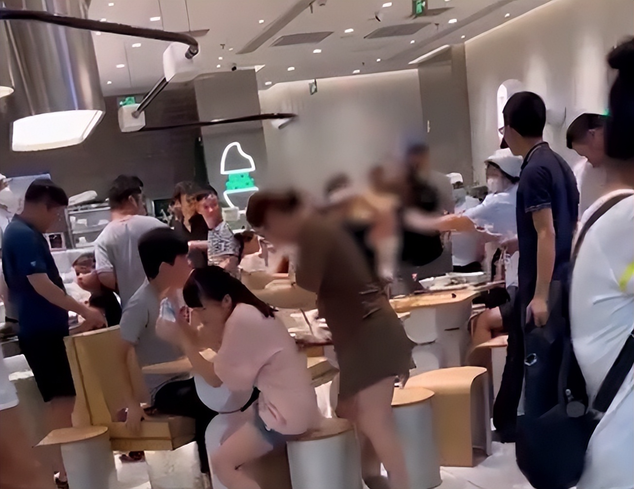 上海餐厅两女子为抢座用餐具互砸,上海一餐厅抢座扔餐具