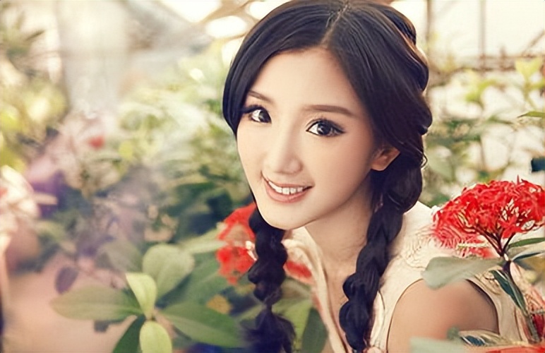 毛晓彤：曾经被父亲抛弃扔垃圾桶，成名后父亲索要5000万赡养费