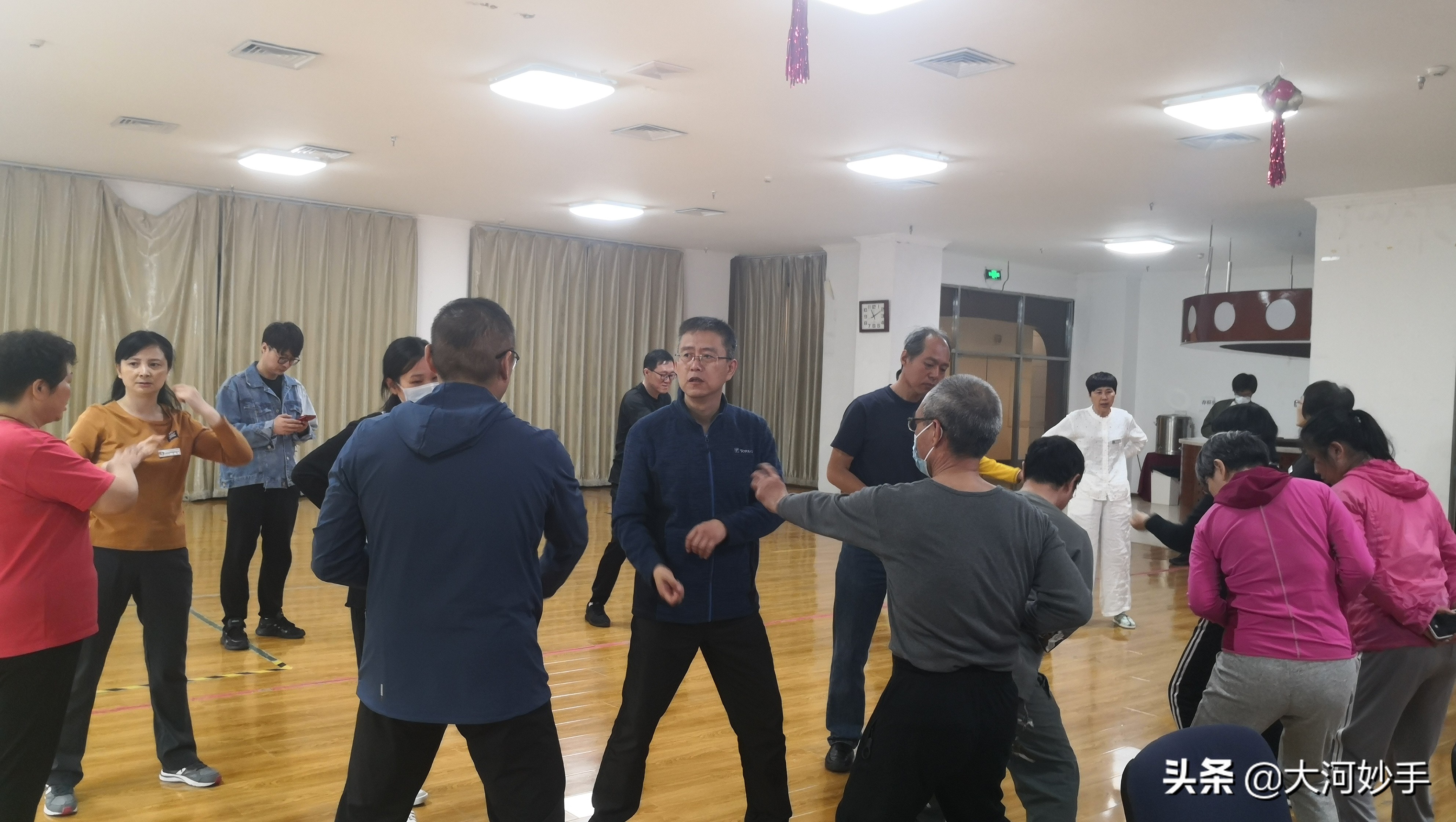 别担心，如果你的身体是歪的，八段锦帮你直起来