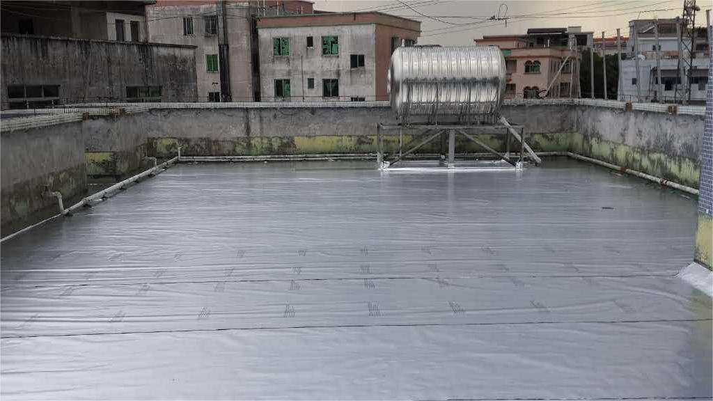 如何处理老小区楼顶漏水问题？掌握这些方法，省心省力又省钱！