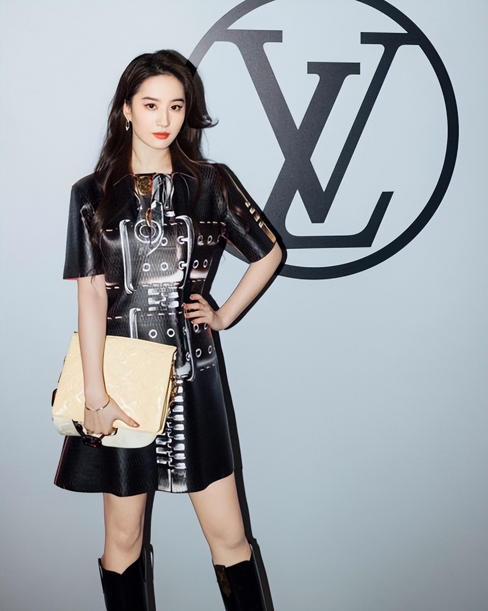 刘亦菲从法国回来了吗,刘亦菲巴黎素颜被偶遇同款上衣