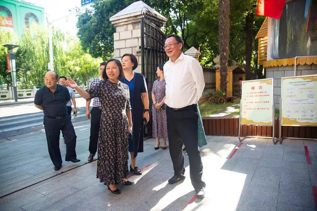 当教师节撞上中秋节广播稿,中秋节撞上教师节