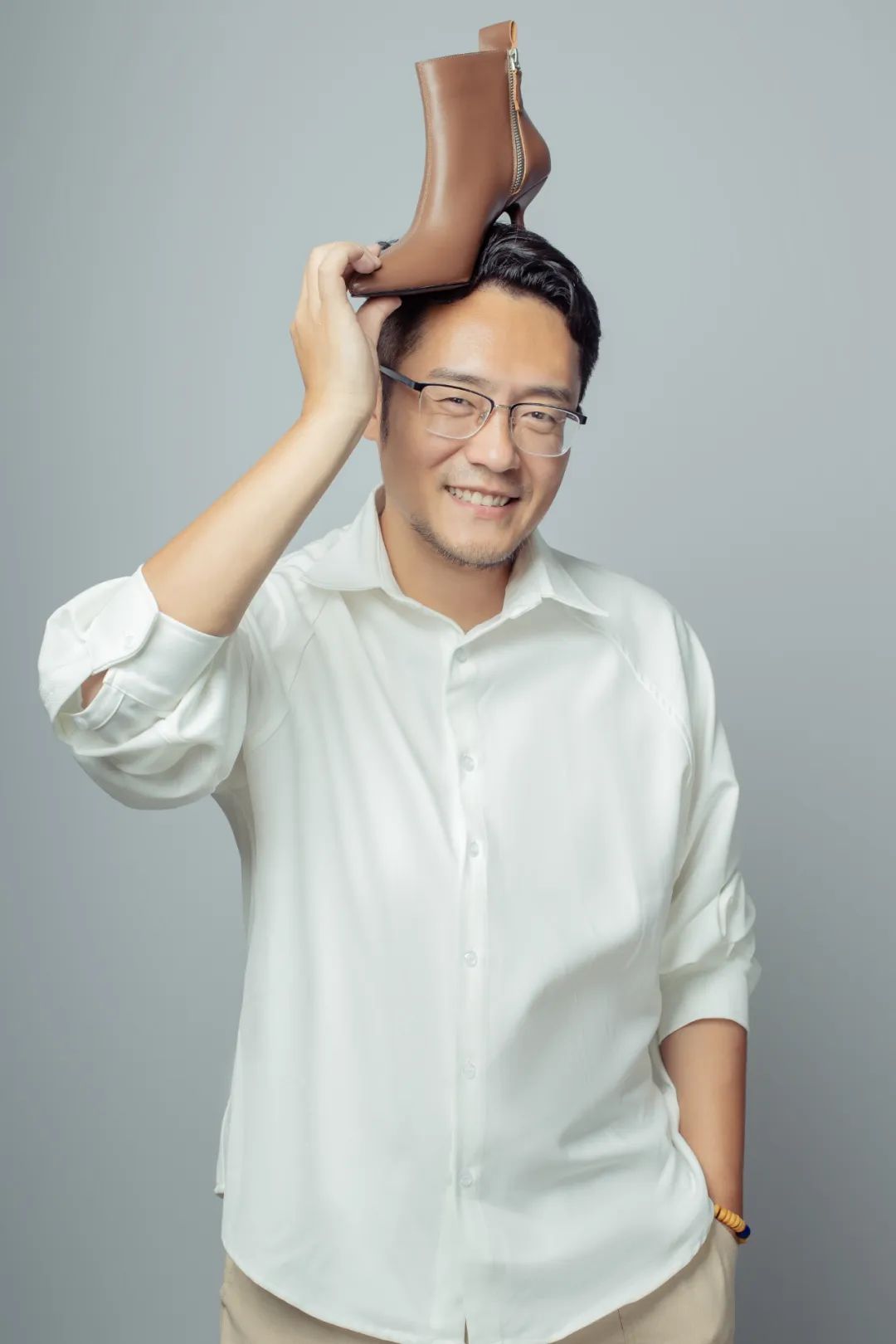 41岁大叔创业失败后穿高跟鞋火了，他做的女鞋被百万女性追捧